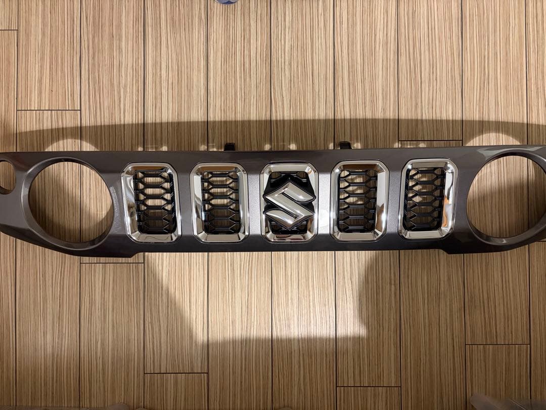 【未使用】スズキ ジムニーノマド　純正フロントグリル メッシュタイプ