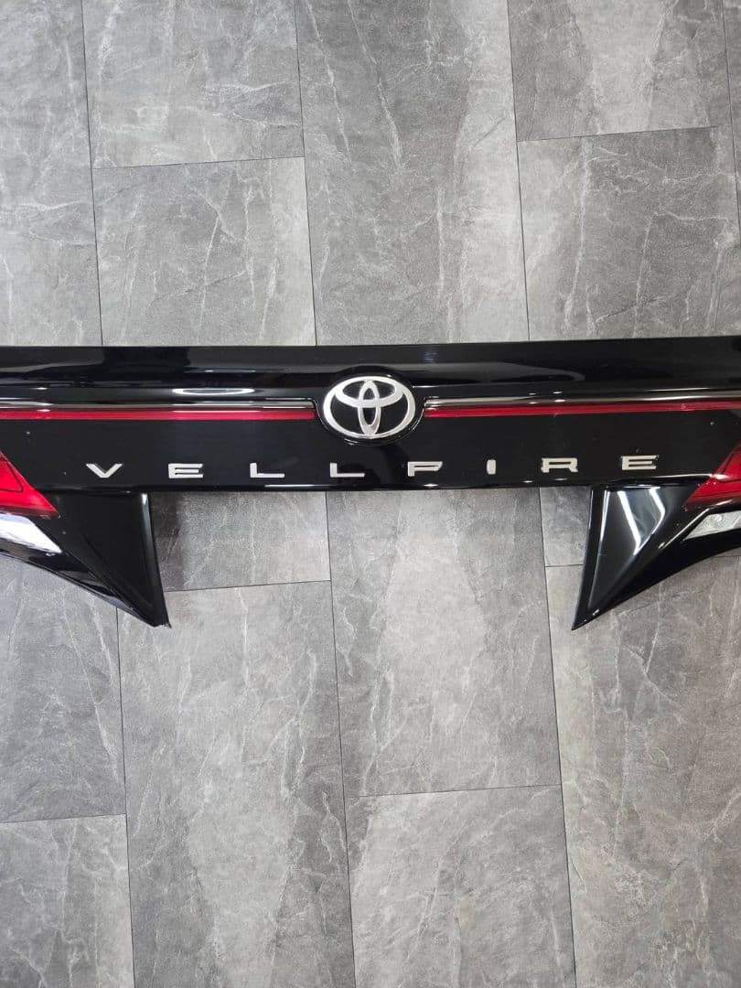 トヨタ　40系　ヴェルファイア　リアガーニッシュ　テールランプ