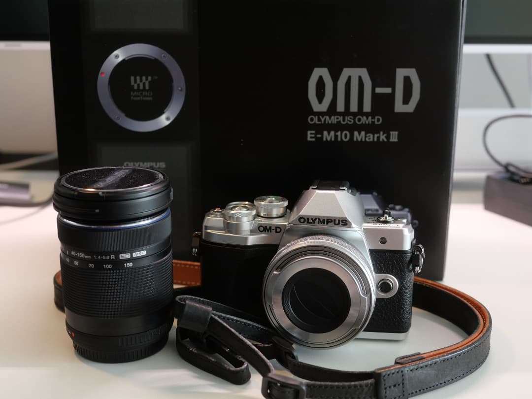 極美品／OLYMPUS OM-D E-M10 Mark III Wレンズキット
