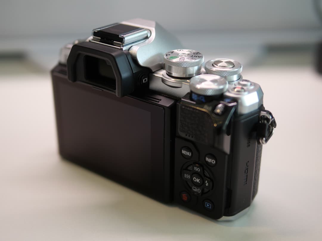 極美品／OLYMPUS OM-D E-M10 Mark III Wレンズキット