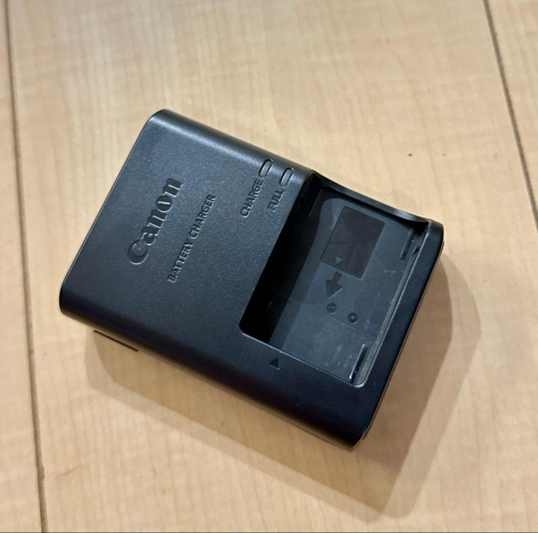 Canon EOS M100 ホワイト レンズ2本付属 持ち運び用ケース付き