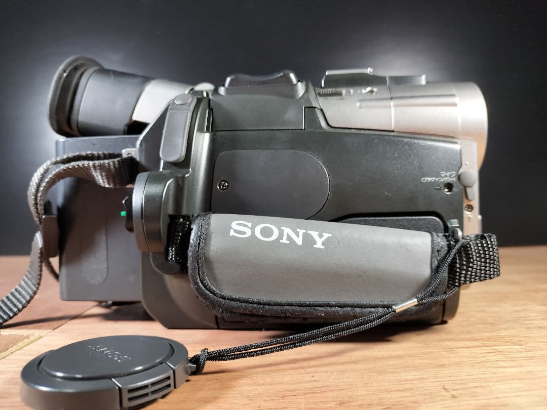 Sony ビデオカメラバッテリー、充電器、取説付き DCR-TRV7