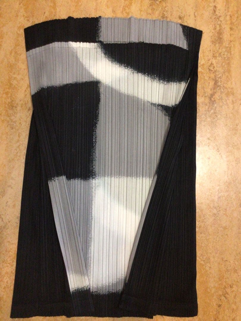 ミ*ヤ様 イッセイミヤケ　プリーツプリーズ　変形　ボートネック　トップス　白黒グ