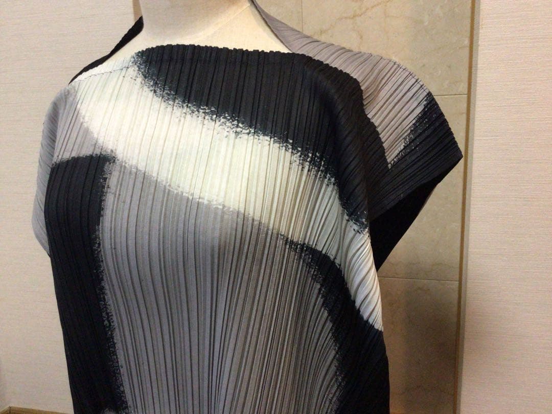 ミ*ヤ様 イッセイミヤケ　プリーツプリーズ　変形　ボートネック　トップス　白黒グ