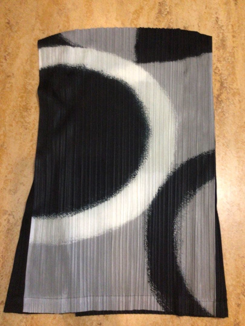 ミ*ヤ様 イッセイミヤケ　プリーツプリーズ　変形　ボートネック　トップス　白黒グ