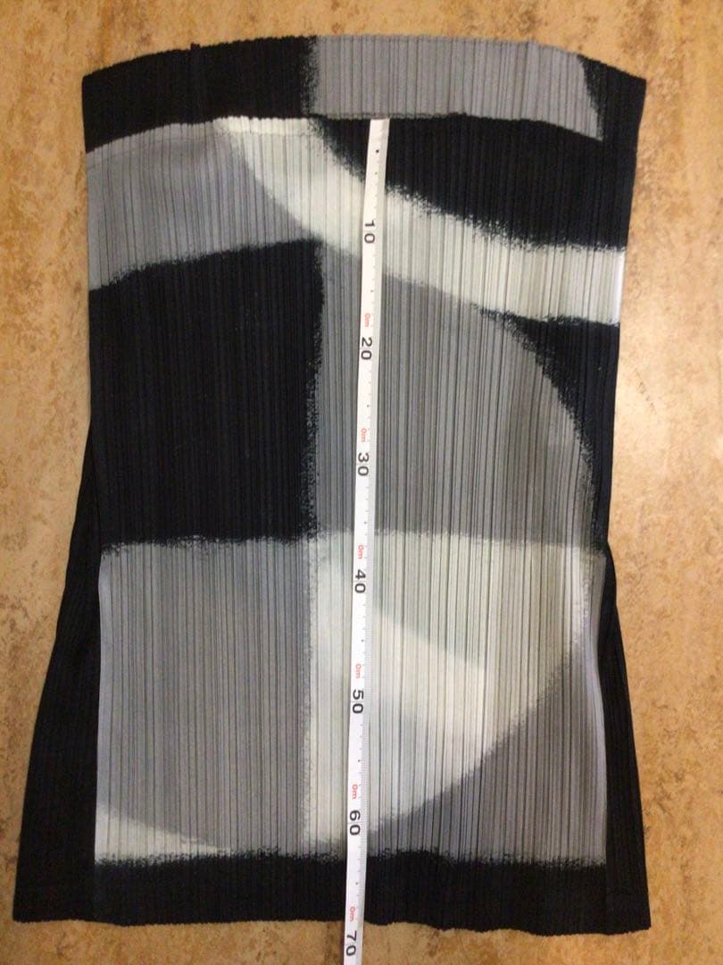 ミ*ヤ様 イッセイミヤケ　プリーツプリーズ　変形　ボートネック　トップス　白黒グ