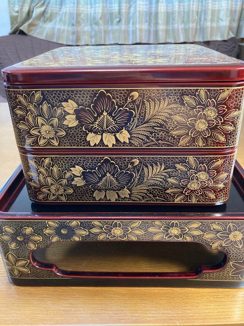 上質黒漆に沈金の輪島塗・台付二段重