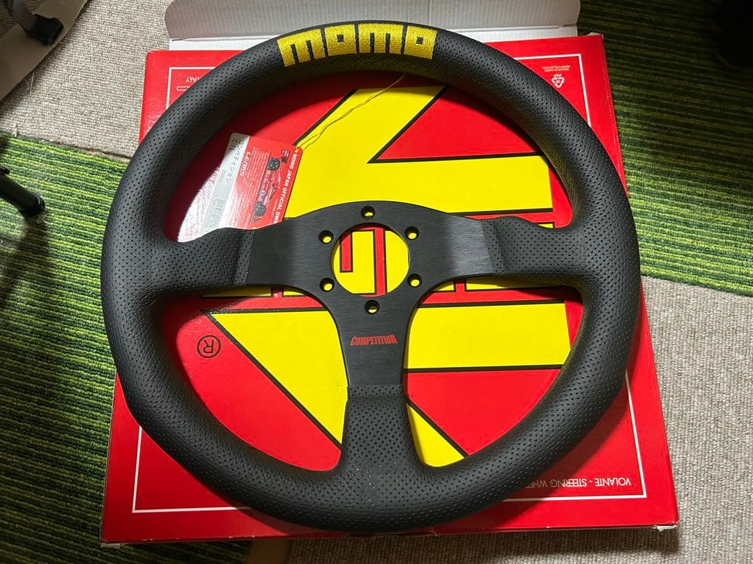 momo ステアリング　35π 箱あり