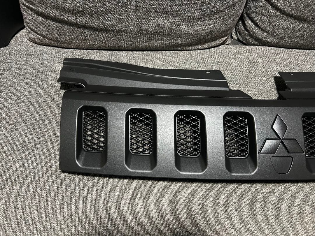 デリカＤ５‼️フロントグリル　送料込み‼️ラバーチッピング塗装