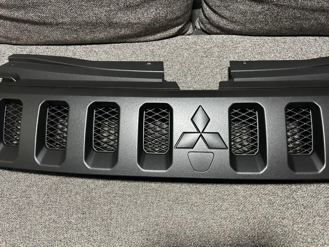 デリカＤ５‼️フロントグリル　送料込み‼️ラバーチッピング塗装