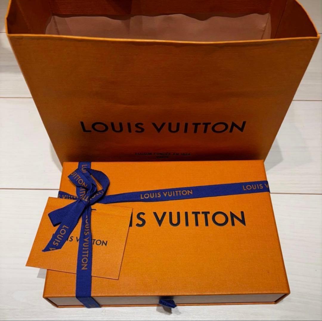 じゅんLOUIS VUITTON アンヴェロップ・カルトドットヴィジット