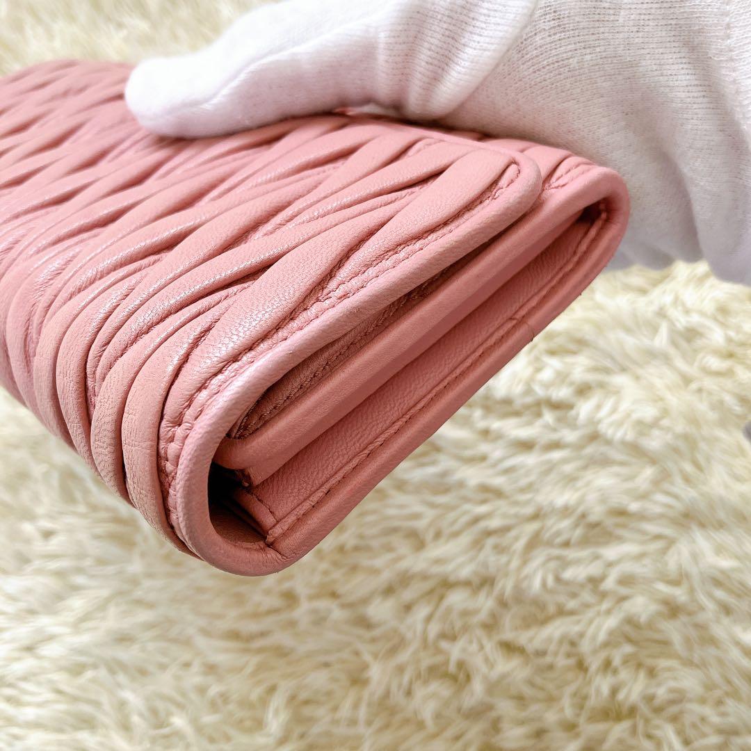 良品✨ミュウミュウ 長財布 マテラッセ マトラッセ 金ロゴ ピンク系 フラップ