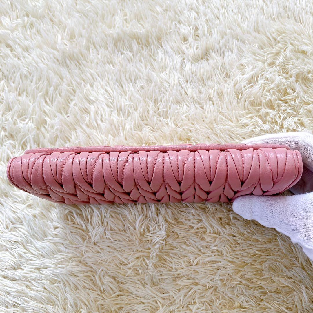 良品✨ミュウミュウ 長財布 マテラッセ マトラッセ 金ロゴ ピンク系 フラップ
