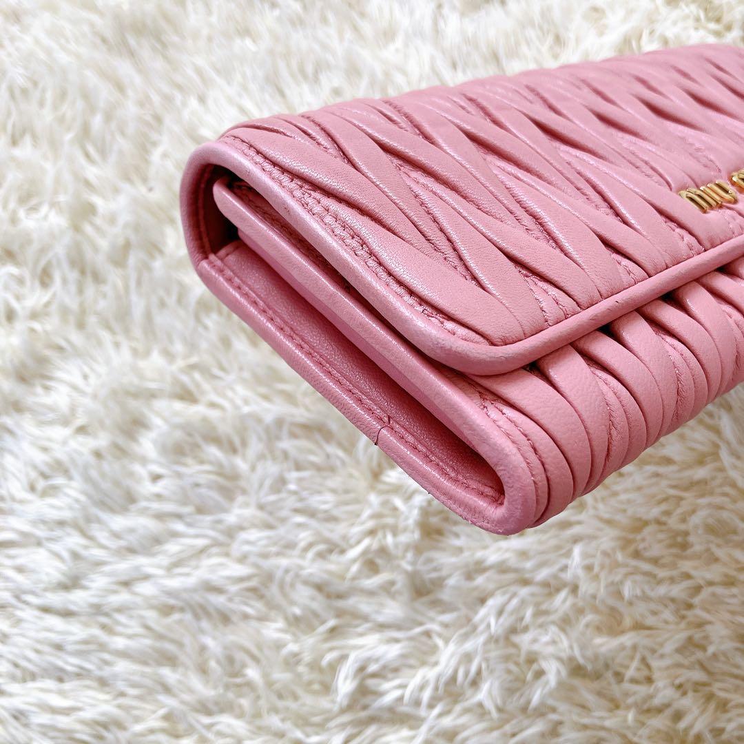 良品✨ミュウミュウ 長財布 マテラッセ マトラッセ 金ロゴ ピンク系 フラップ