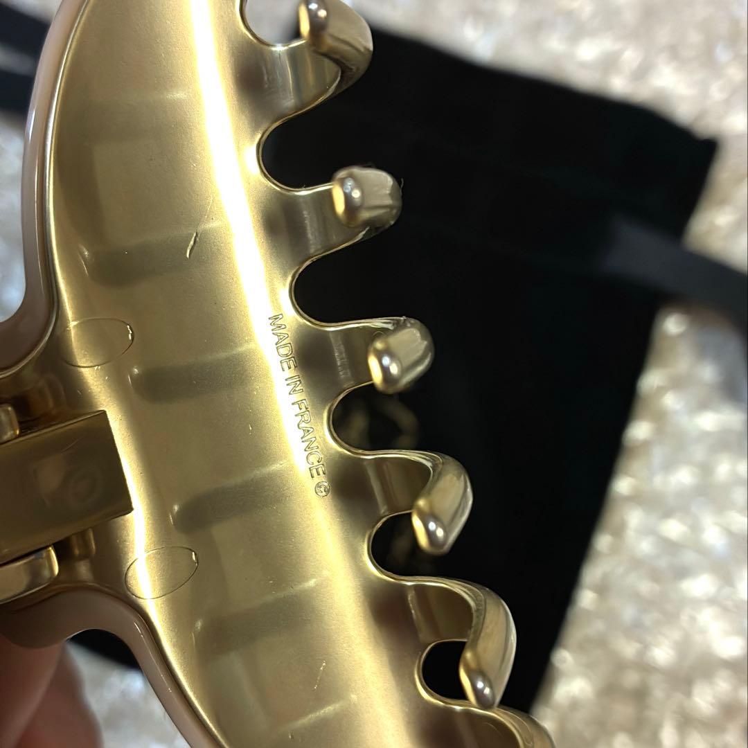 アレクサンドルドゥパリ　ヴァンドームクリップ　M ベージュ　ストーン付き