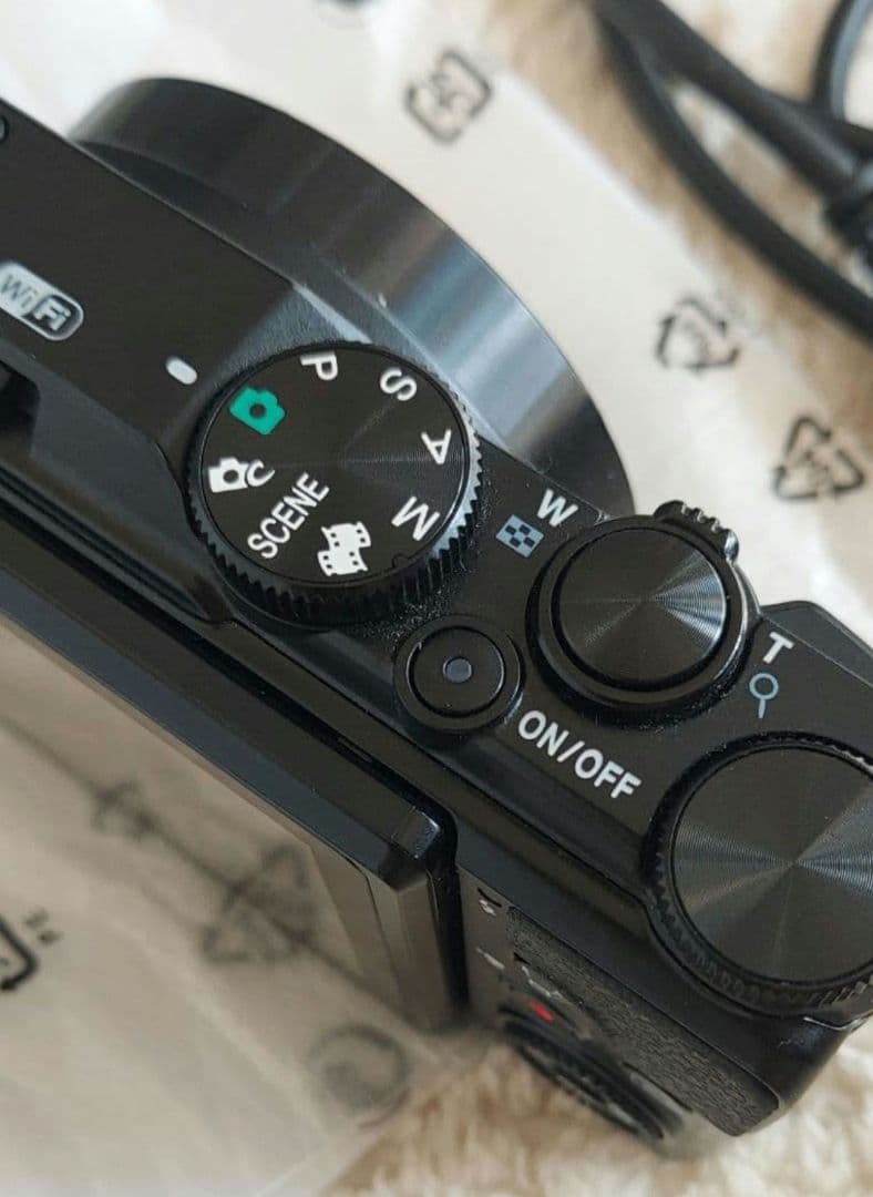 Nikon COOLPIX A900 本体と付属品