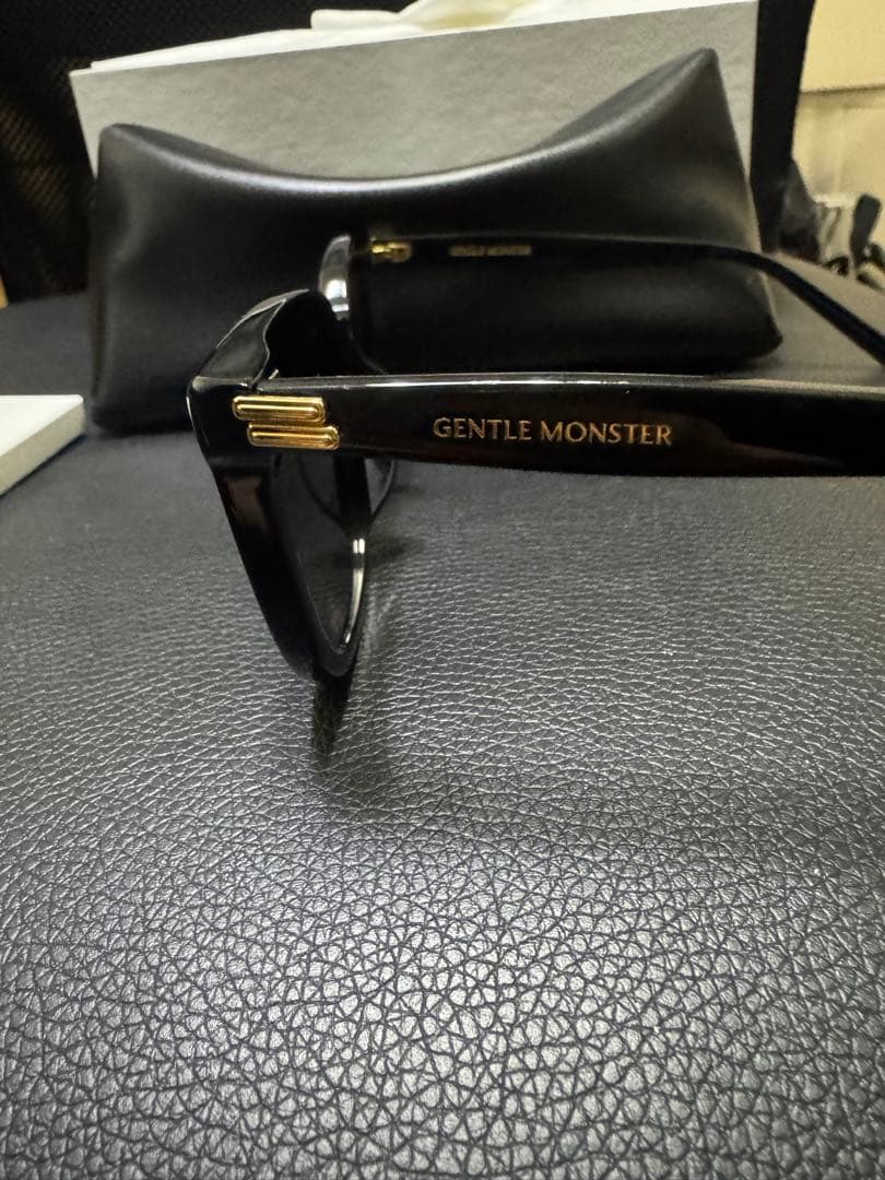 GENTLE MONSTER BLOOM 01ブラックサングラス