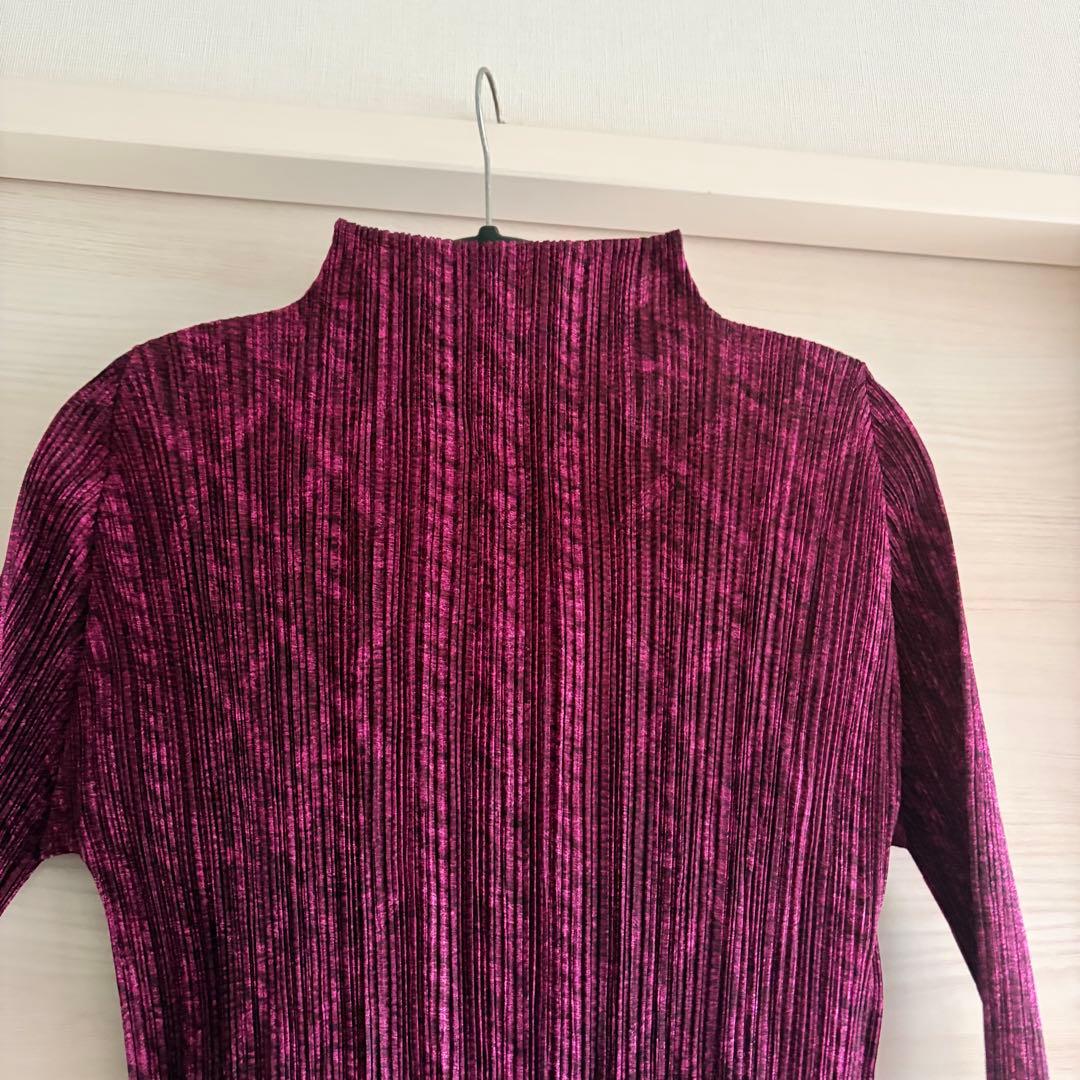 プリーツプリーズ　長袖　ハイネック　柄トップス　マゼンタ　美品
