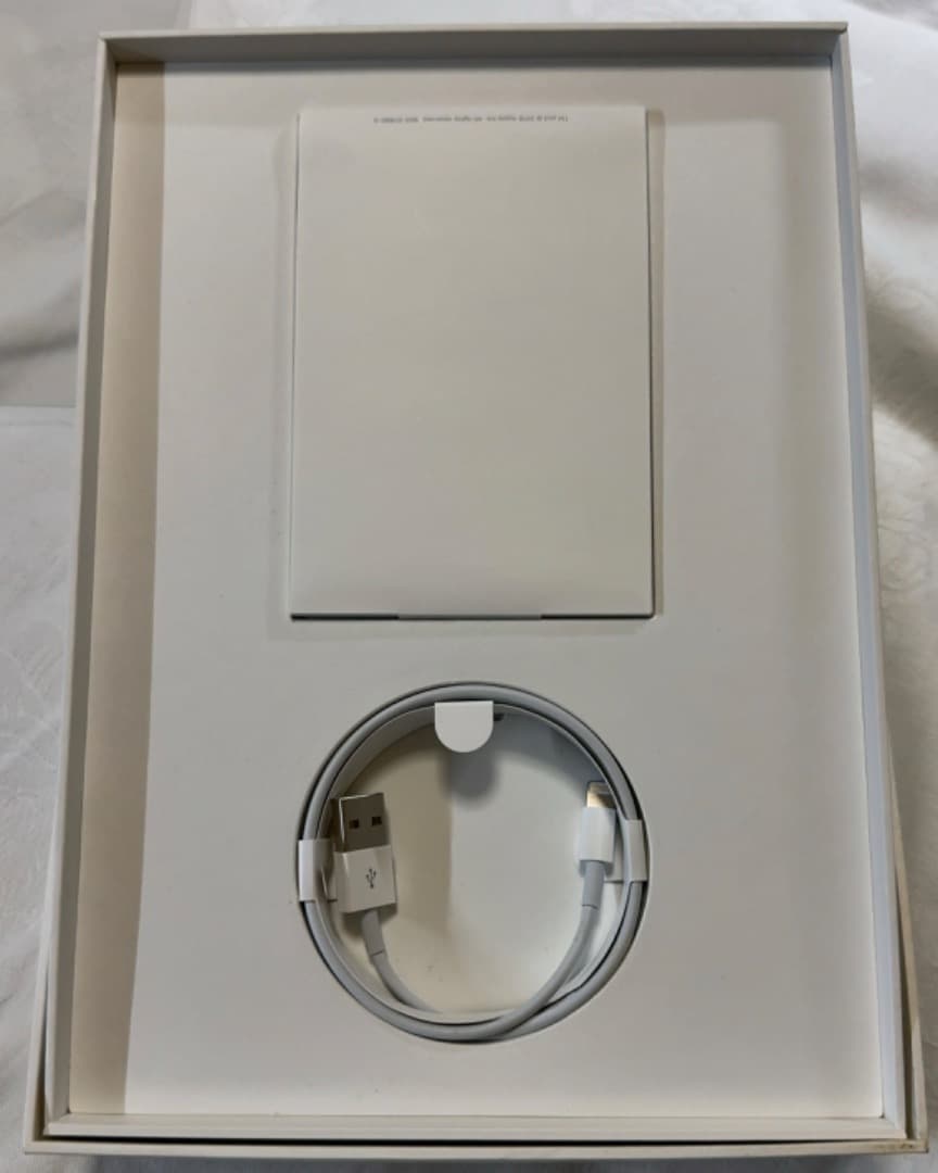 iPad第6世代 Wi-Fi 32GB シルバー MR7G2J/A 付属品未使用