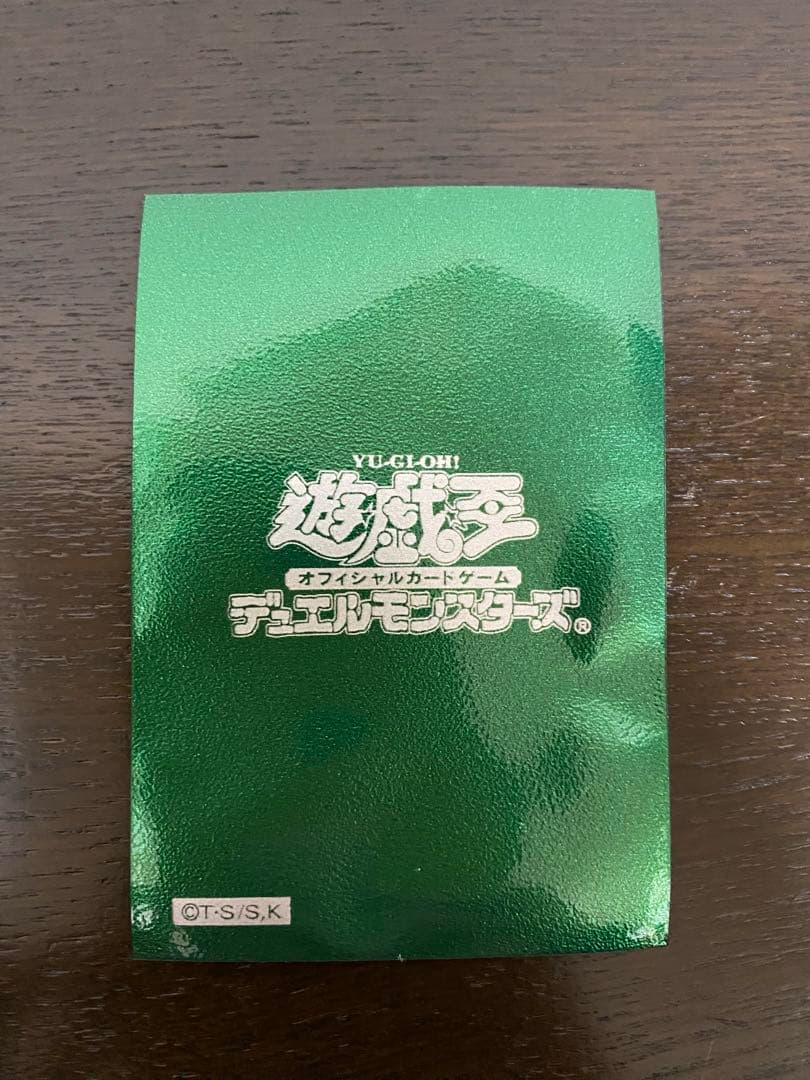 遊戯王 初期ロゴ 公式スリーブ メタリックレッド　メタリックグリーン セット