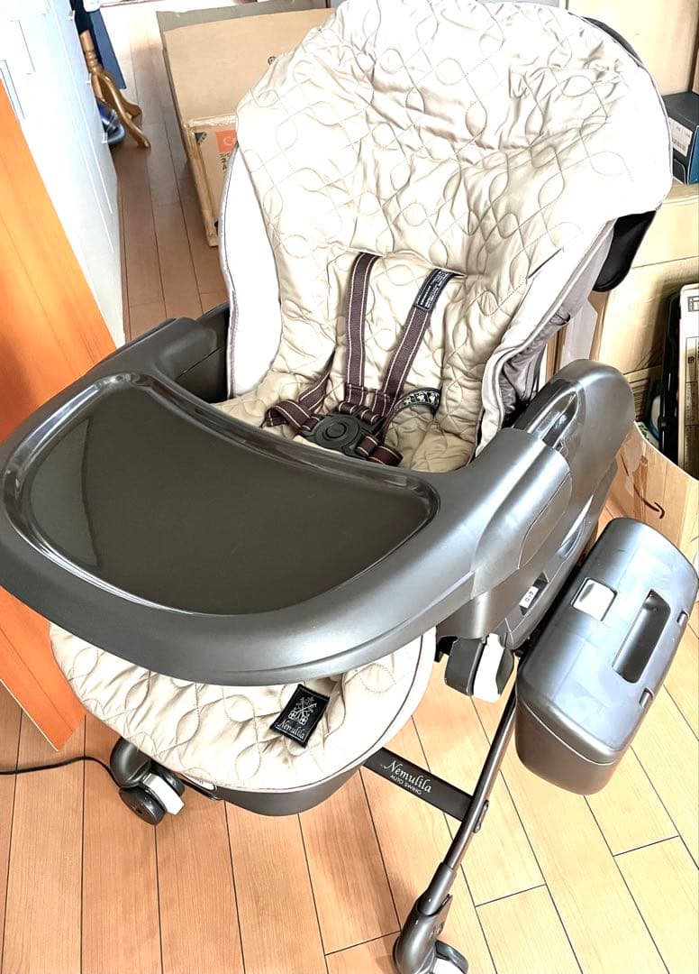 Combi ネムリラ　オートスイング ベビーチェア