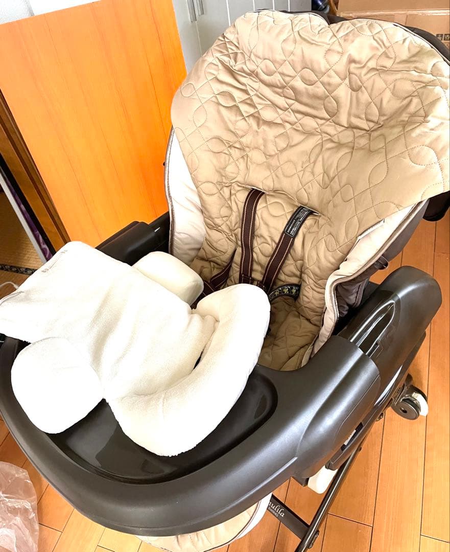 Combi ネムリラ　オートスイング ベビーチェア