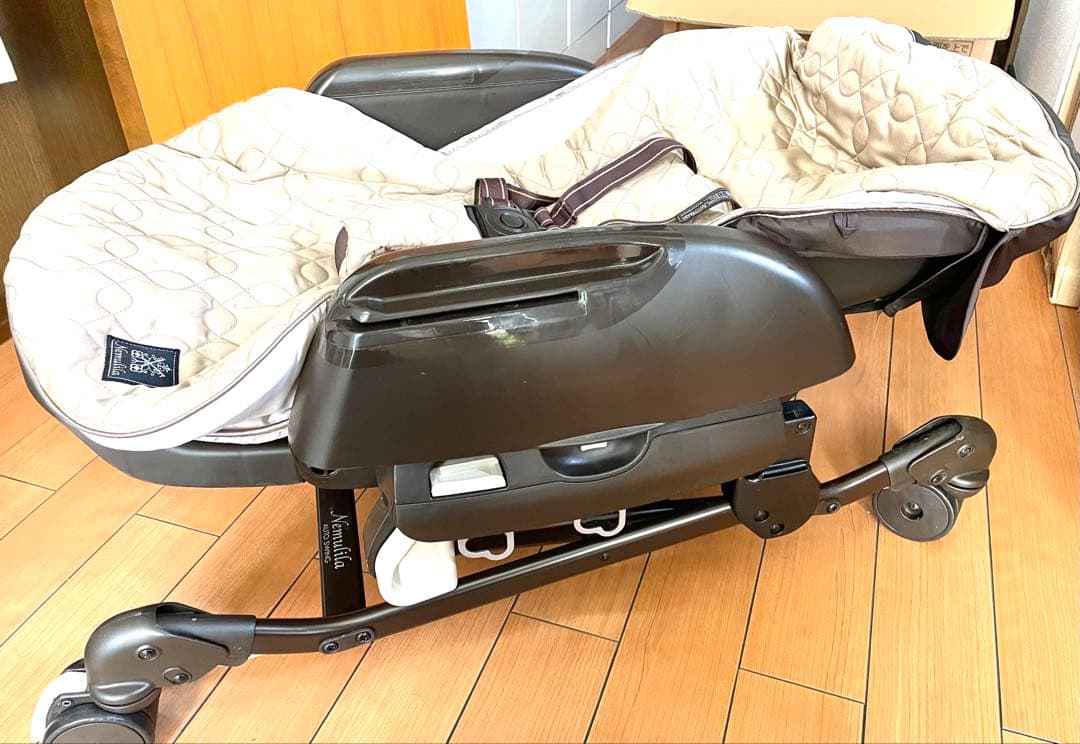 Combi ネムリラ　オートスイング ベビーチェア