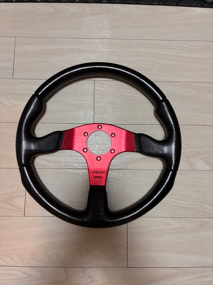 【出品本日まで！】momo raceステアリング　レッド　TYPD35