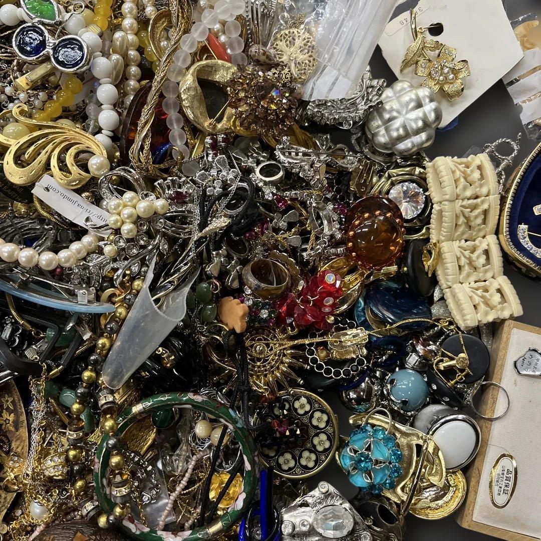 W*E様 アクセサリー　イヤリングネックレスなど　まとめ売り　9kgぐらい　現状