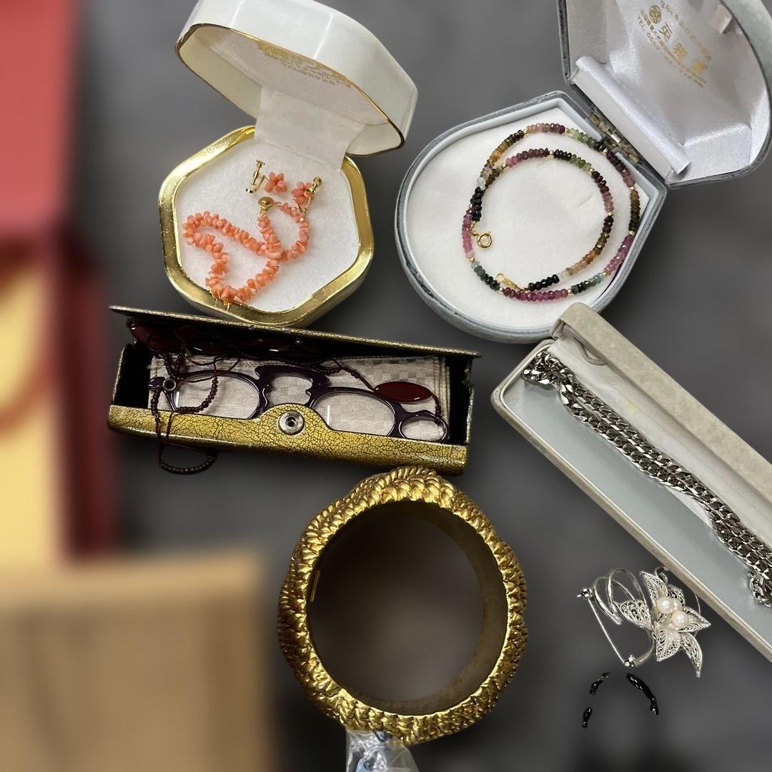 W*E様 アクセサリー　イヤリングネックレスなど　まとめ売り　9kgぐらい　現状