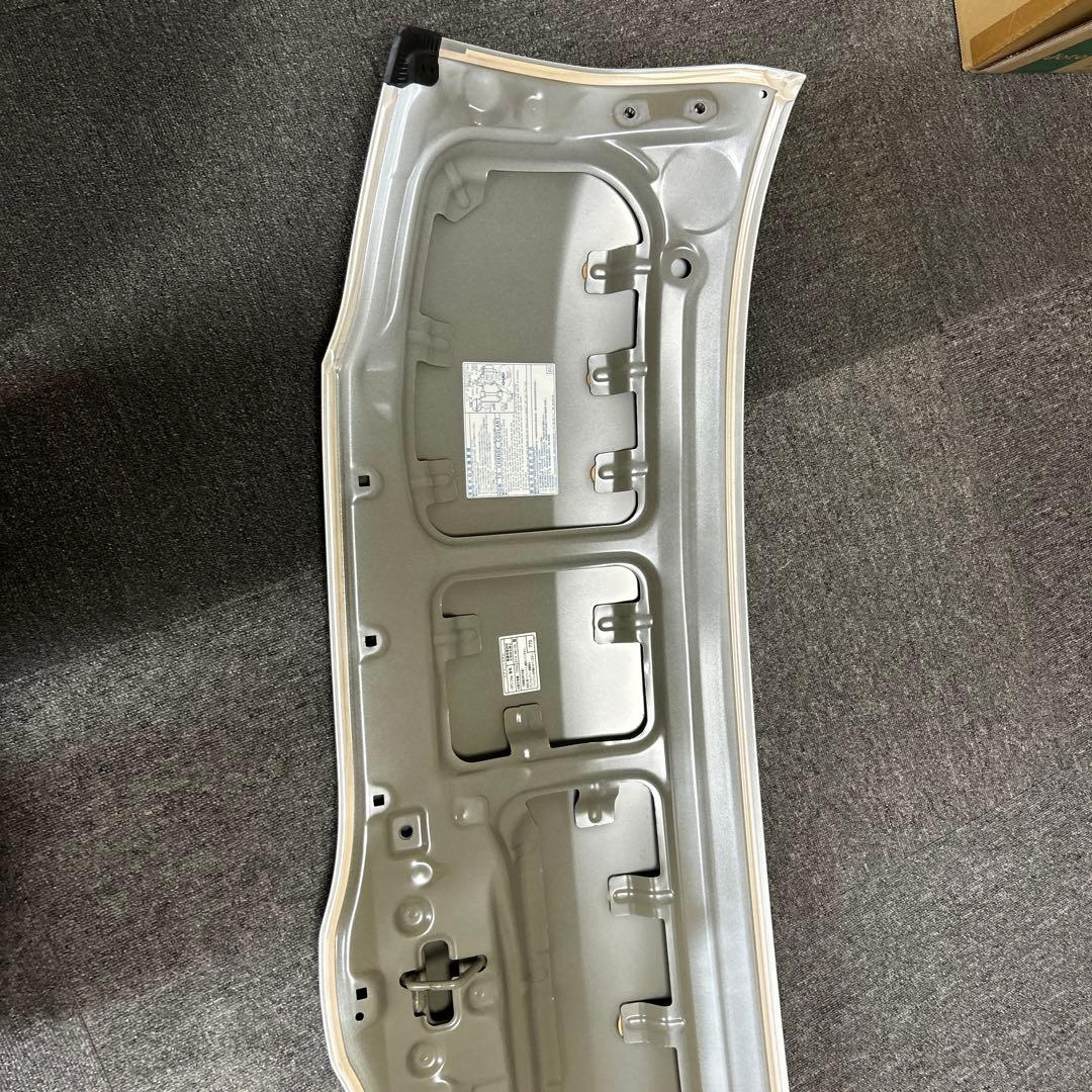 新車外し　200系 ハイエース 純正 ボンネット 070 ホワイトパール送料込み