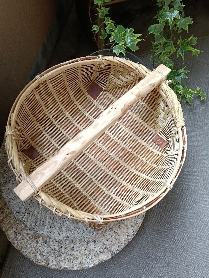 【メルカリ市　お値引き中】竹かご　肥料ふりかご