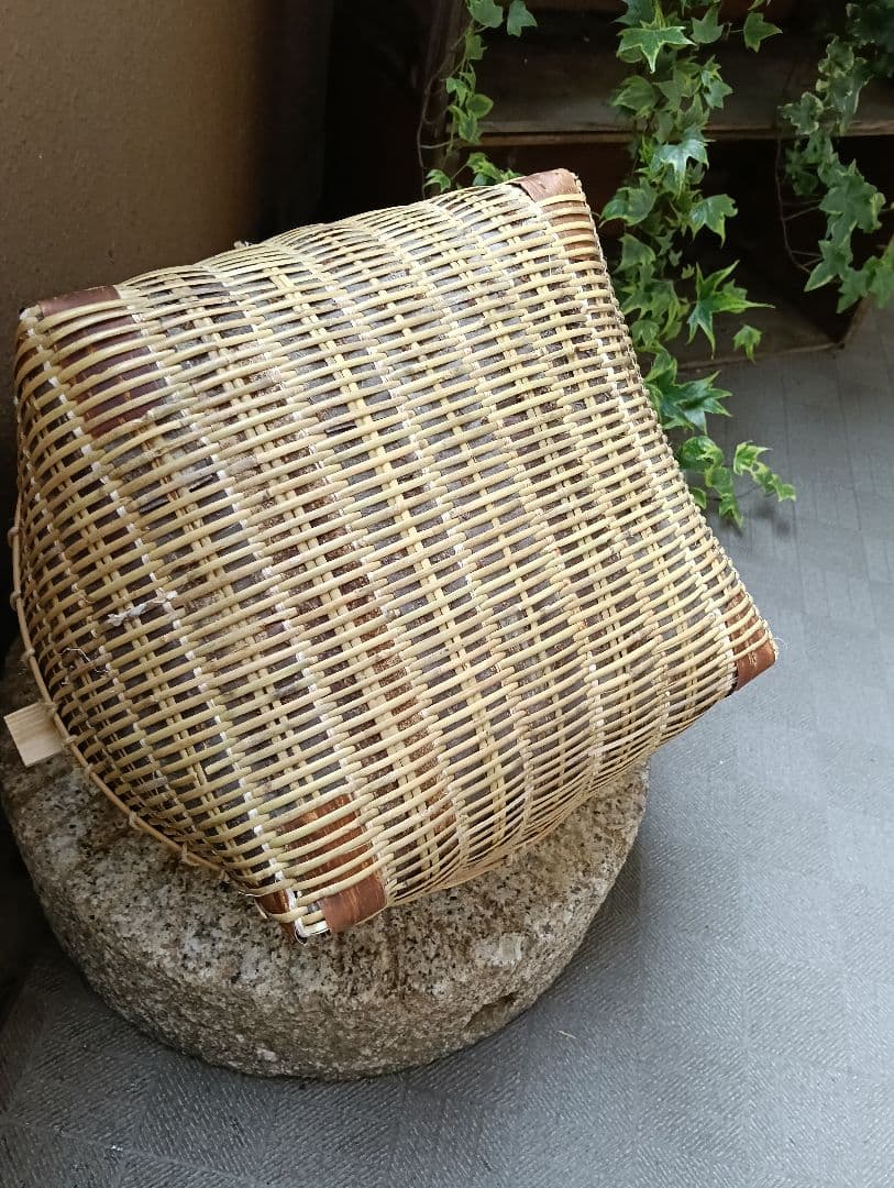 【メルカリ市　お値引き中】竹かご　肥料ふりかご