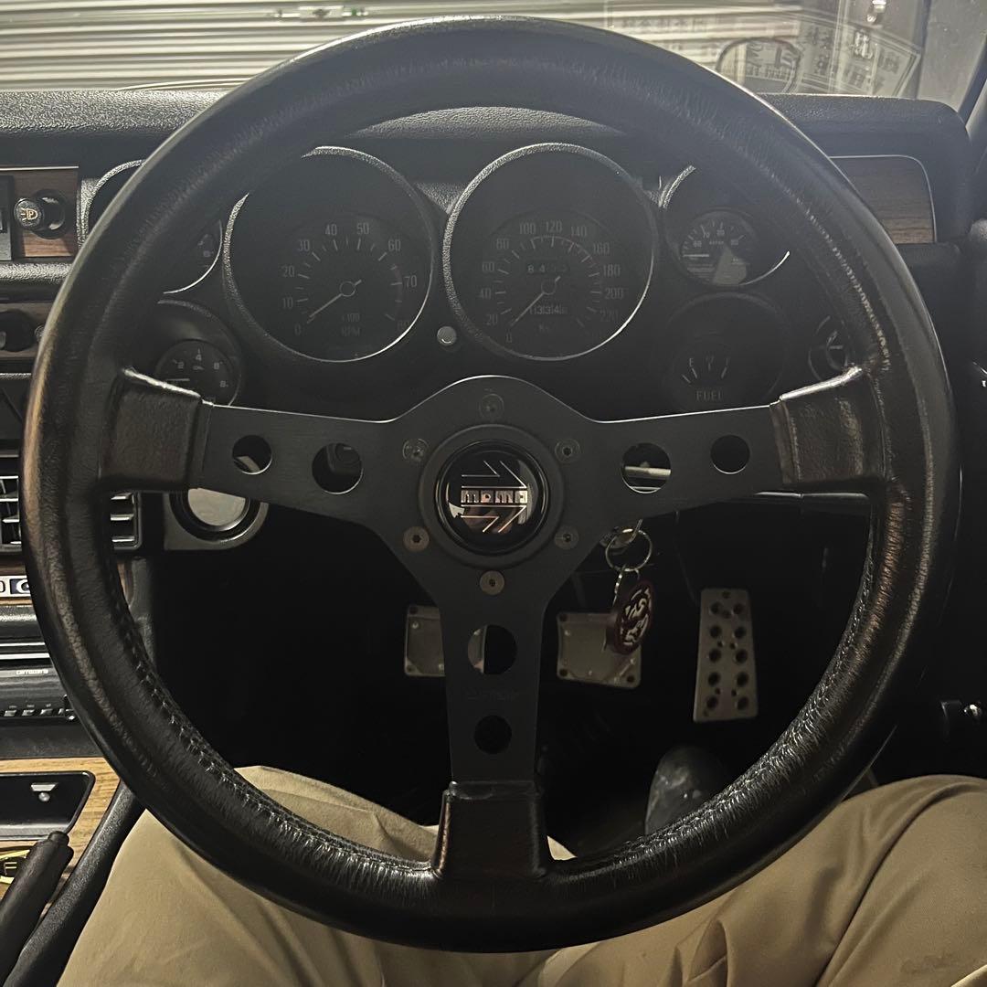 モモ似の3本スポークステアリング　momoホーンボタン付き