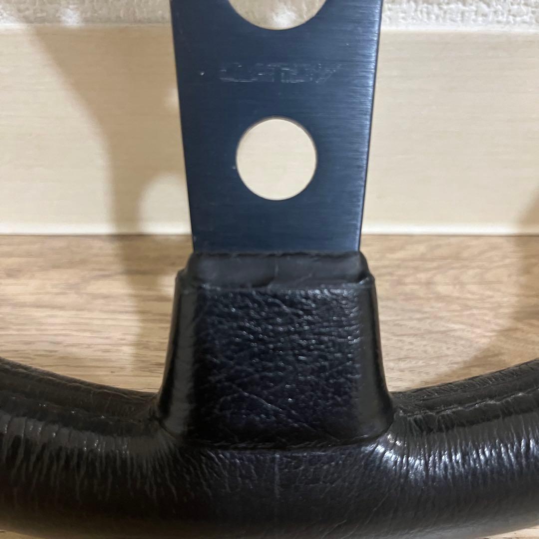 モモ似の3本スポークステアリング　momoホーンボタン付き