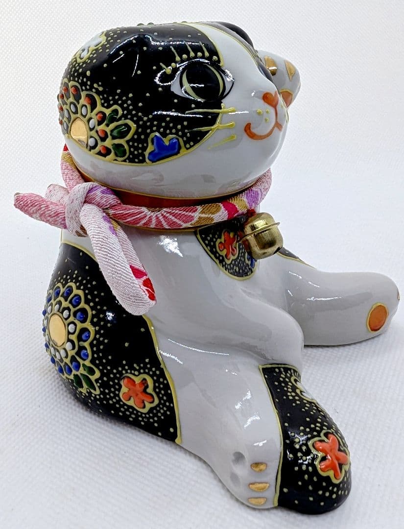 九谷焼　招き猫　スコティッシュフォールド　子猫　金彩黒盛り　花柄　左手あげ開運