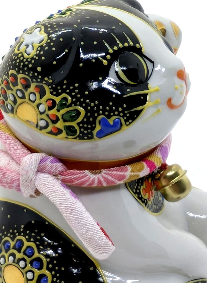 九谷焼　招き猫　スコティッシュフォールド　子猫　金彩黒盛り　花柄　左手あげ開運