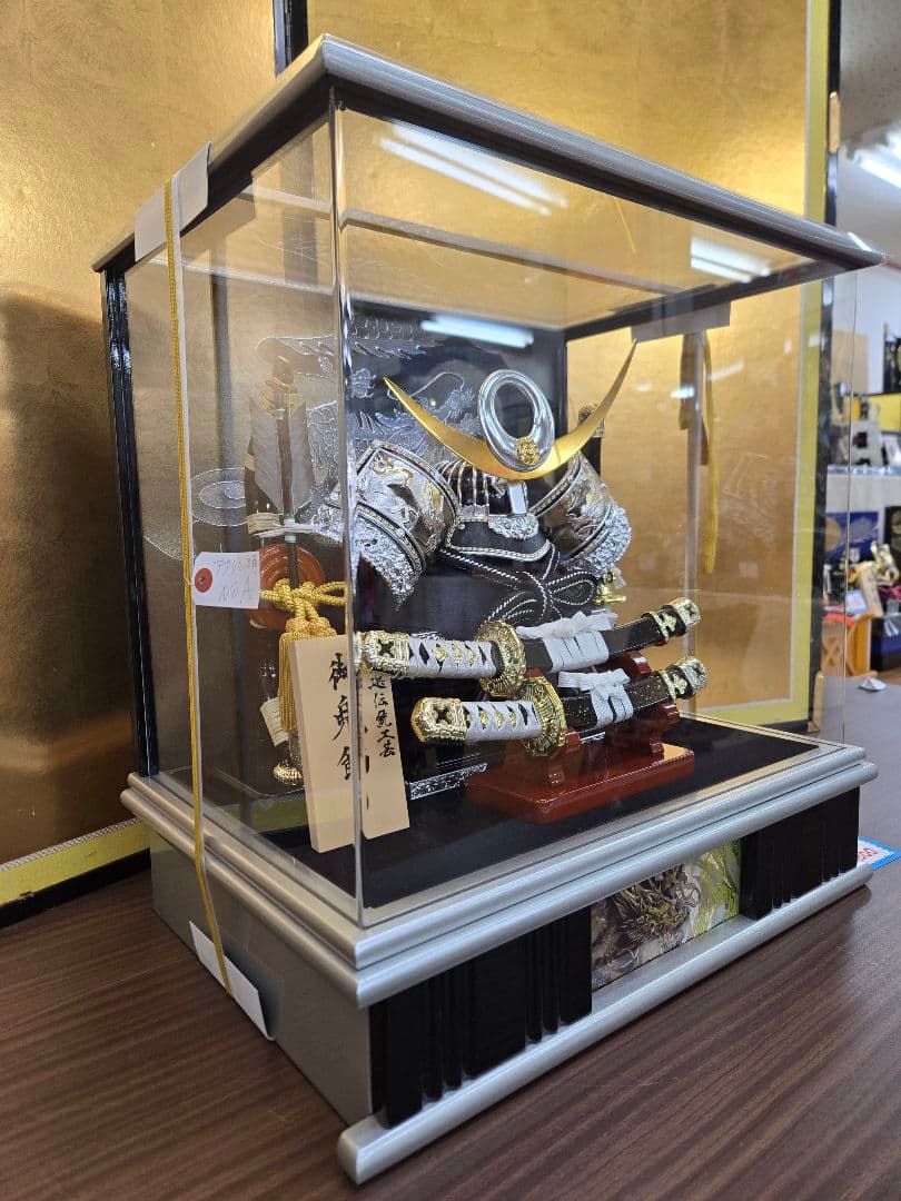 ノリ　【展示品限り】五月人形　兜　上杉謙信　ケース飾り　K21