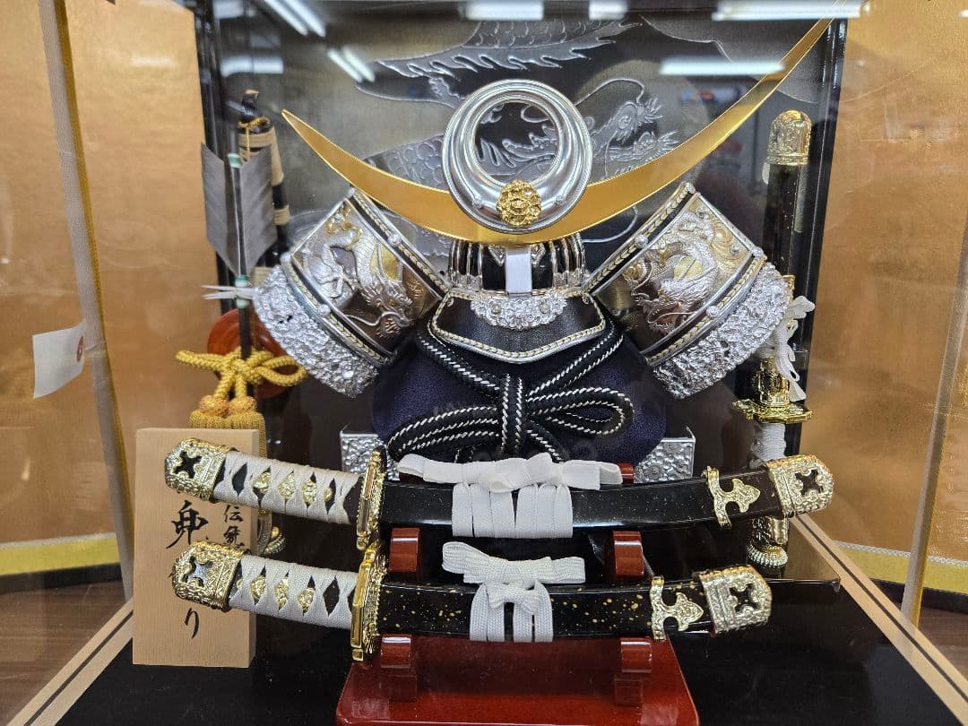 ノリ　【展示品限り】五月人形　兜　上杉謙信　ケース飾り　K21