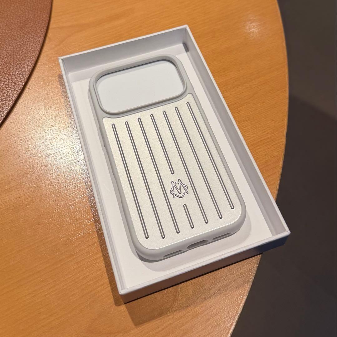 リモワ　iPhone17proケース