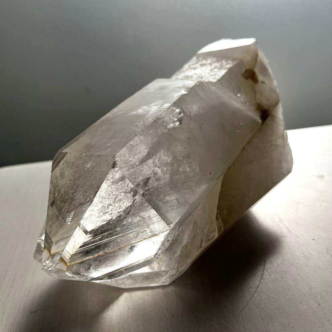 天然石　原石　大型水晶ポイント　2030g パワーストーン