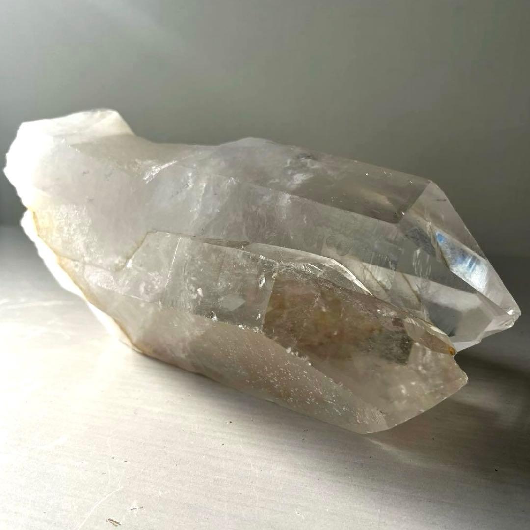 天然石　原石　大型水晶ポイント　2030g パワーストーン