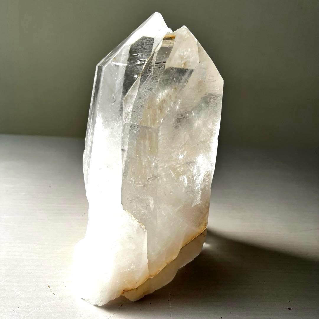 天然石　原石　大型水晶ポイント　2030g パワーストーン