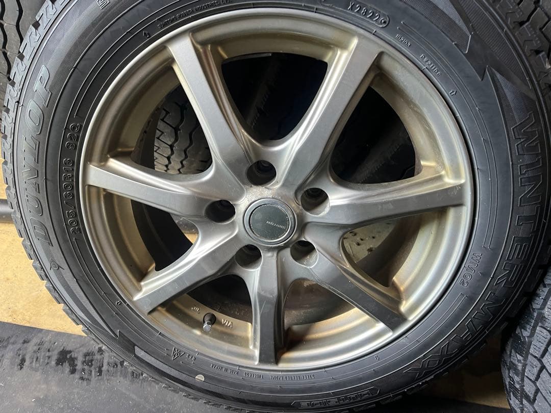 プリウスα スタッドレス205/60r16 ダンロップWM2 5穴　114.3