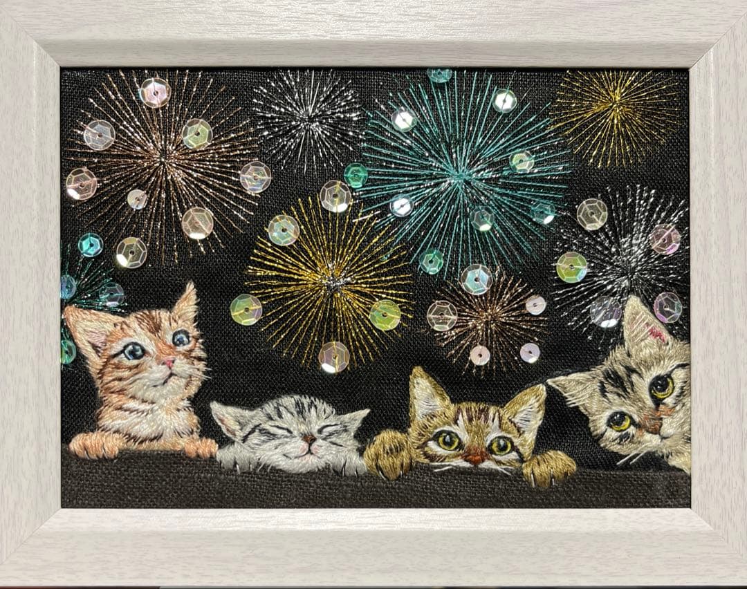 タ*ー様 ハンドメイド刺繍フレーム　夜空いっぱいの花火とニャンズ