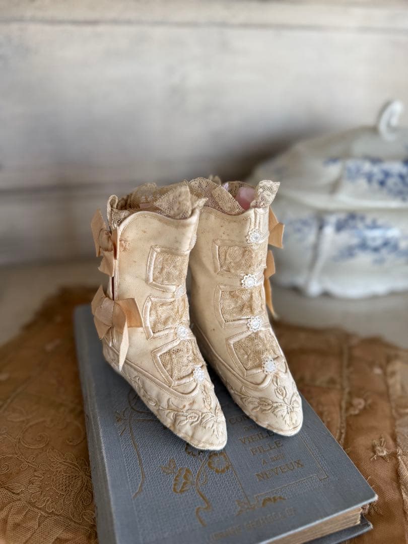 フランスアンティーク超ゴージャスレース刺繍のビクトリアンベビーブーツ