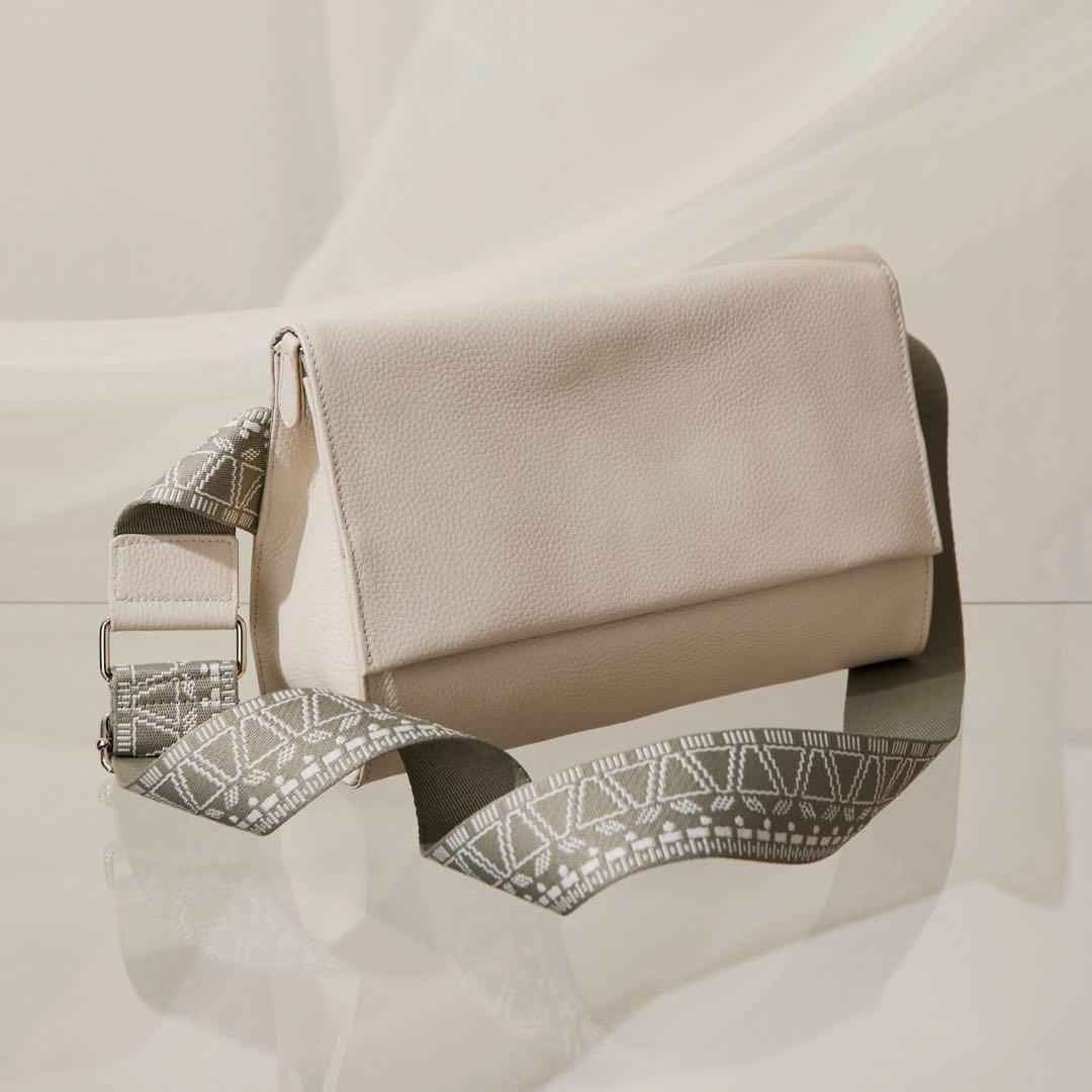 販売終了品 イアパピヨネ 《本革》柄ワイドテープショルダーバッグ ホワイト