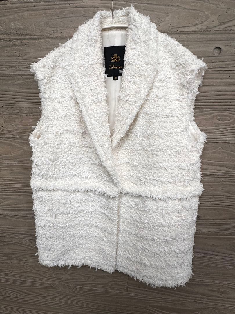 ドゥロワーツイードジレ 今年購入、真っ白のゴージャスなジレです