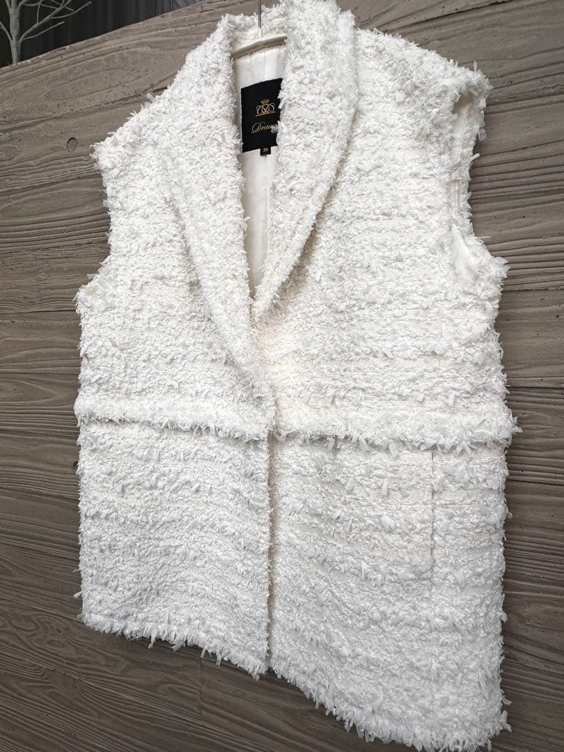 ドゥロワーツイードジレ 今年購入、真っ白のゴージャスなジレです