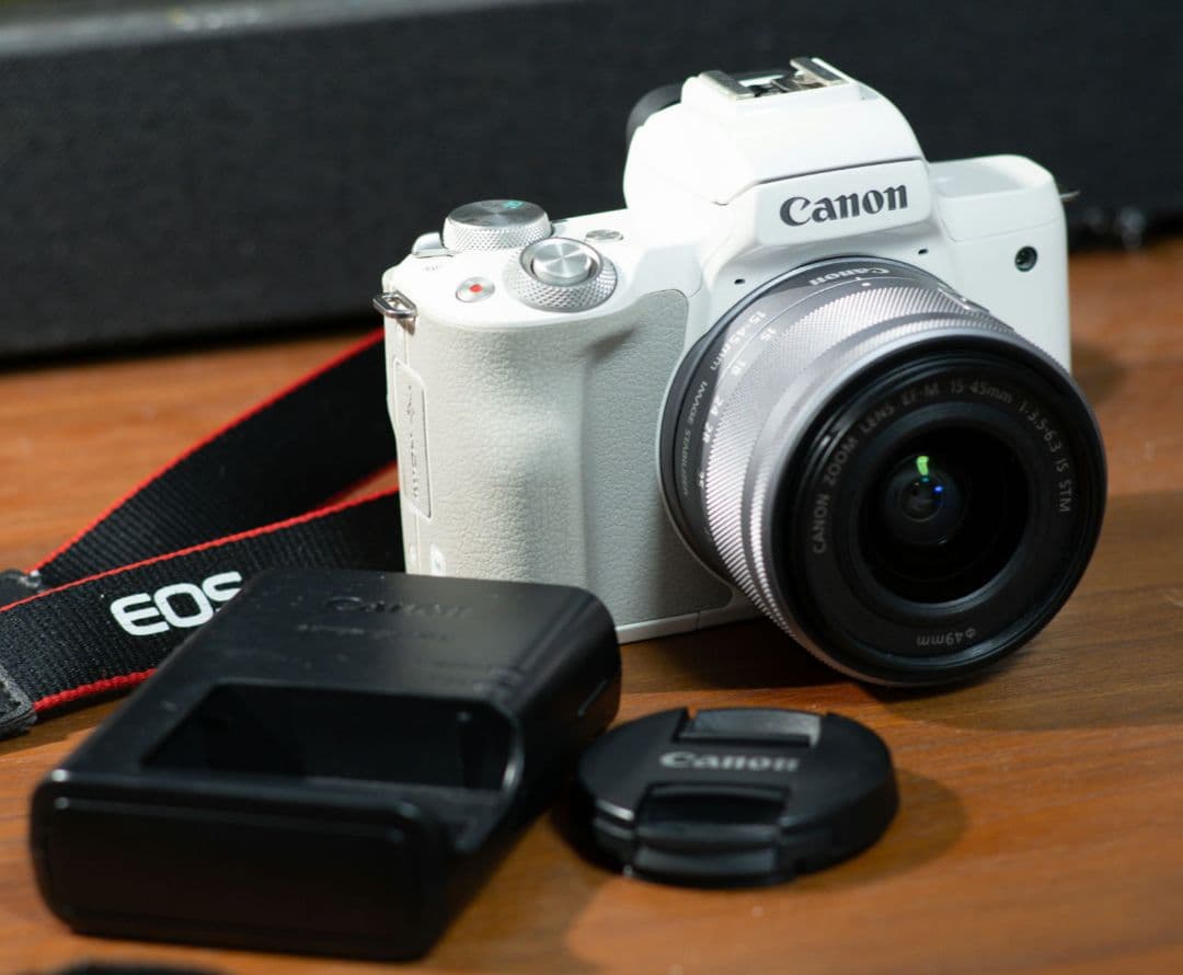 Canon EOS Kiss M ホワイト 15-45mm　レンズキット